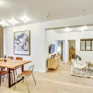 & Stylish Renovated Parisian / 6-8 Guests Apartment Paris